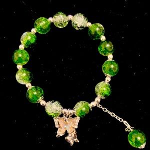 Green and silver beaded bracelet with a butterfly charm #cottagecore
18cm/7.08in